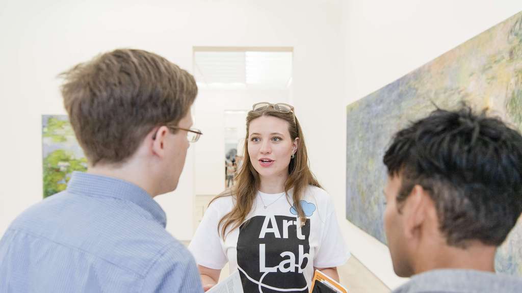 Drei junge Menschen reden vor einem Kunstwerk in der Fondation Beyeler