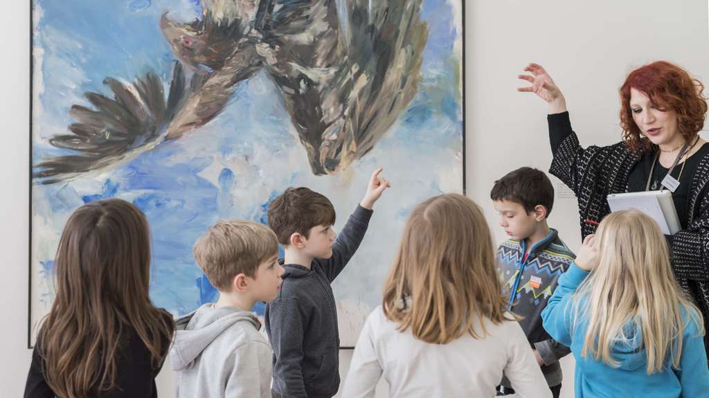 Kinderworkshop findet vor einem Gemälde im Museum statt