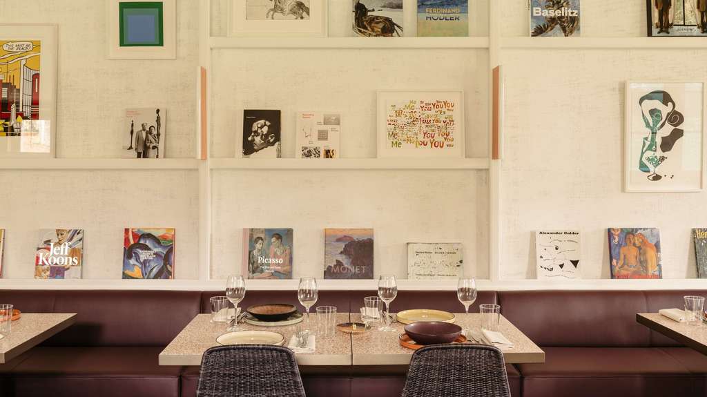 Innenansicht: Bedeckter Tisch im Beyeler Restaurant im Park